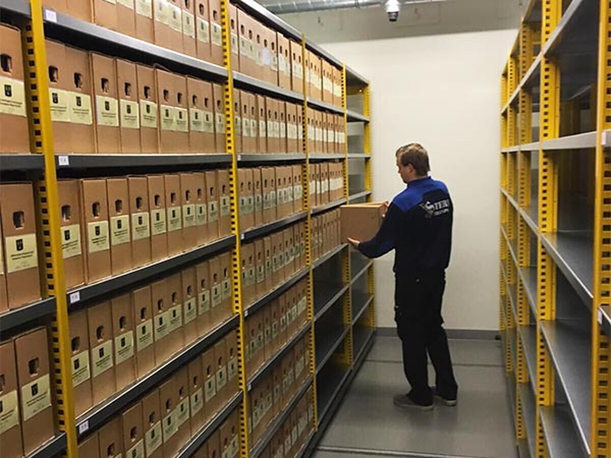 Medewerker van Verhuisbedrijf Sterk Transport bij het archief in de opslagruimte